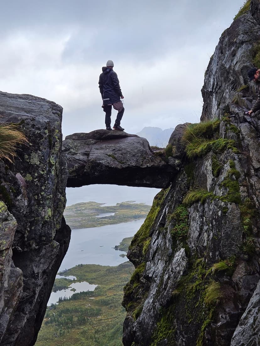 Kamu Outdoors - Mies nuotiolla