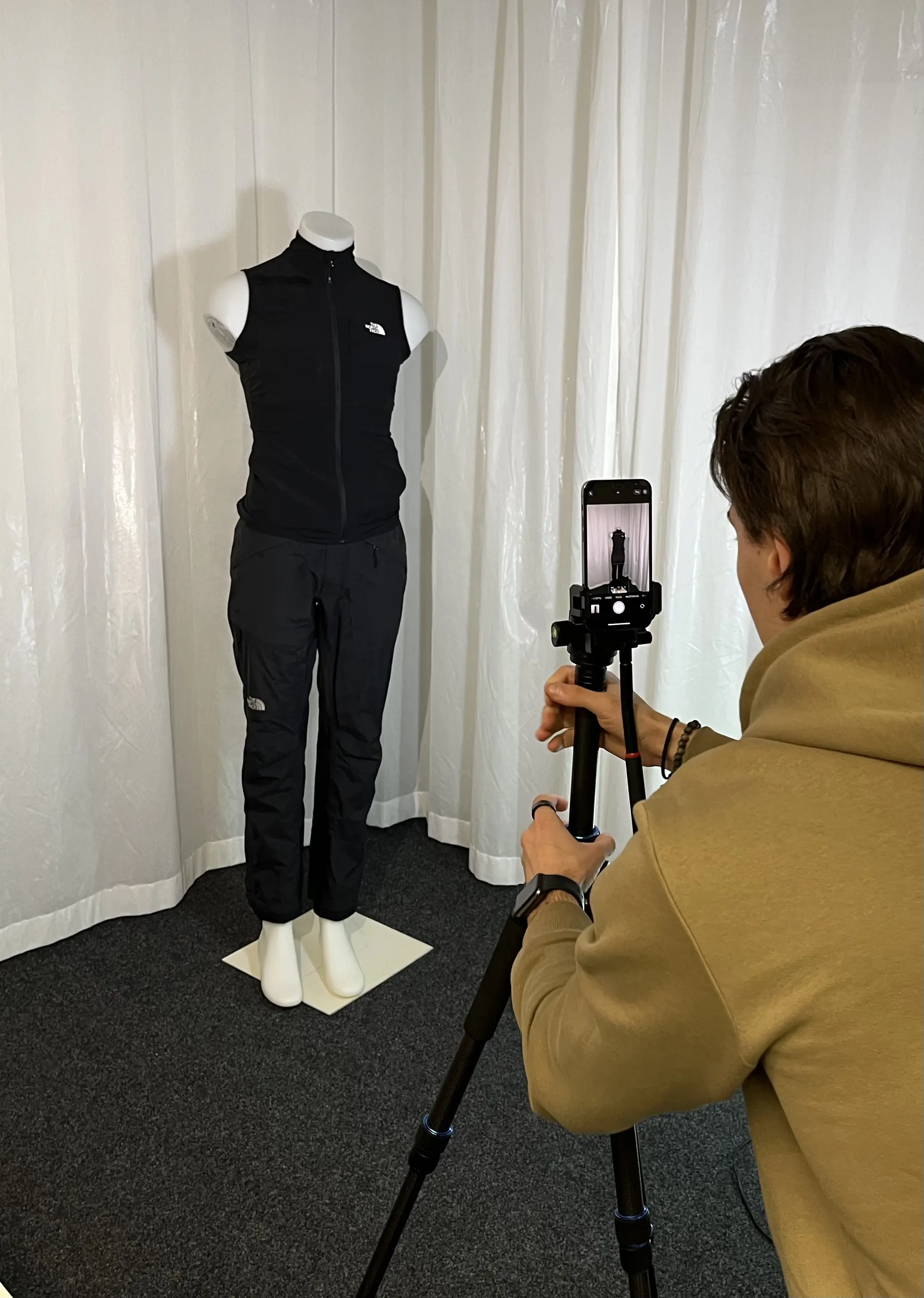 Mies tarkistaa käytetyt hyrräkelat ja varusteet