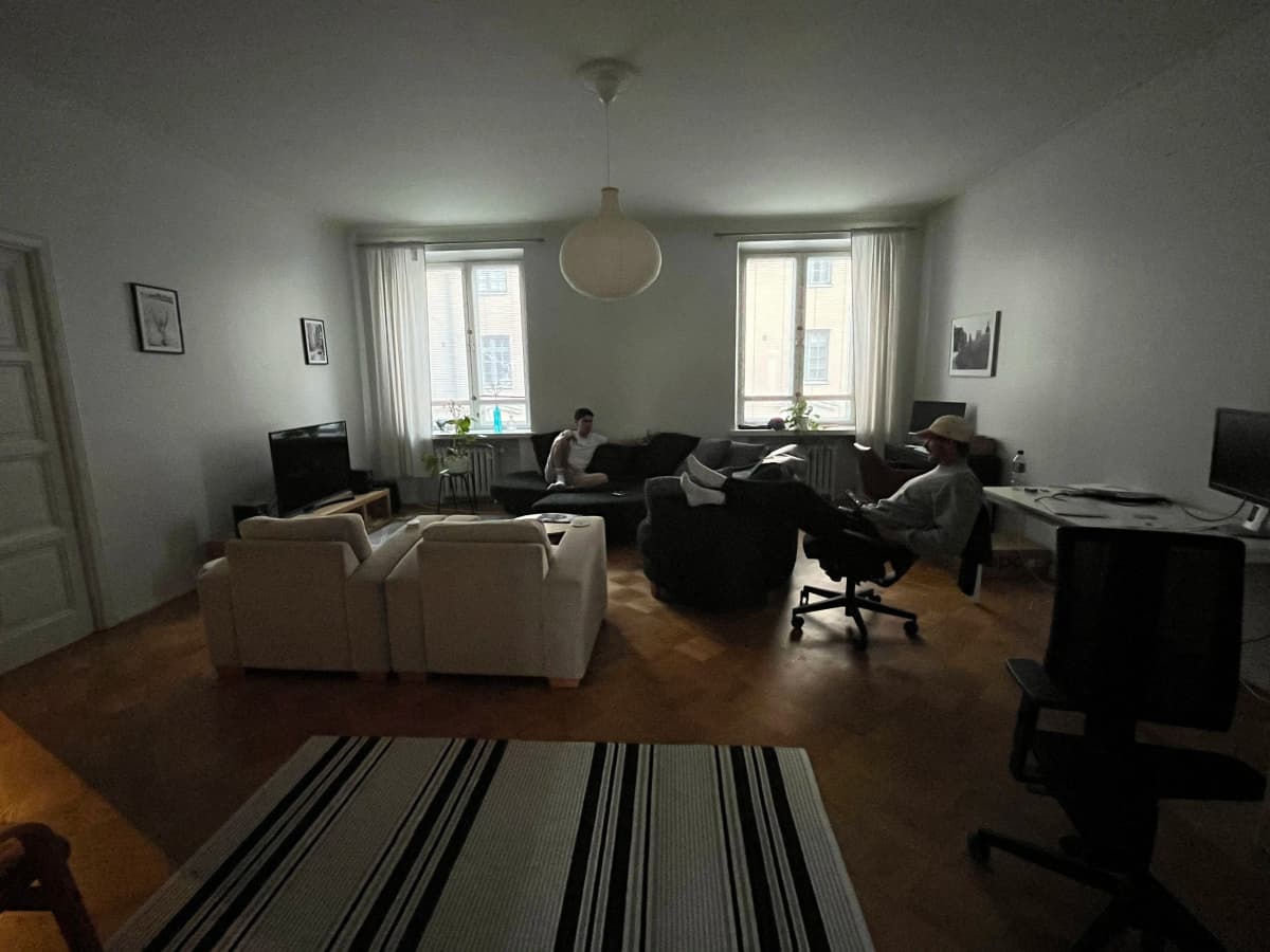 Ensimmäinen toimisto/varasto/taukohuone tiimin olohuoneessa Helsingissä