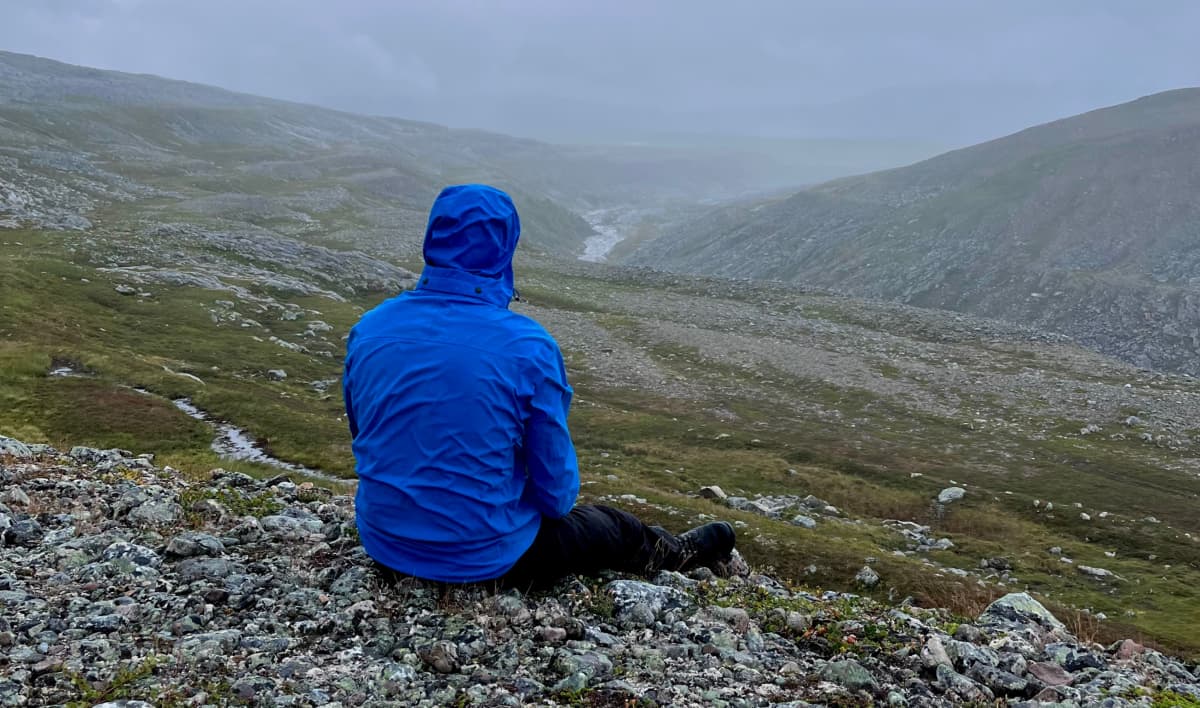 Kamu Outdoors - Mies nuotiolla